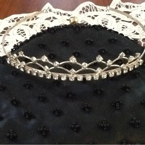 Elegant Silver Hair Tiara with Nature-Inspired Design - Picture 6 of 10